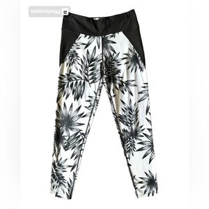 Betsey Johnson Women’s Black and White floral tropical capri leggings. Size M